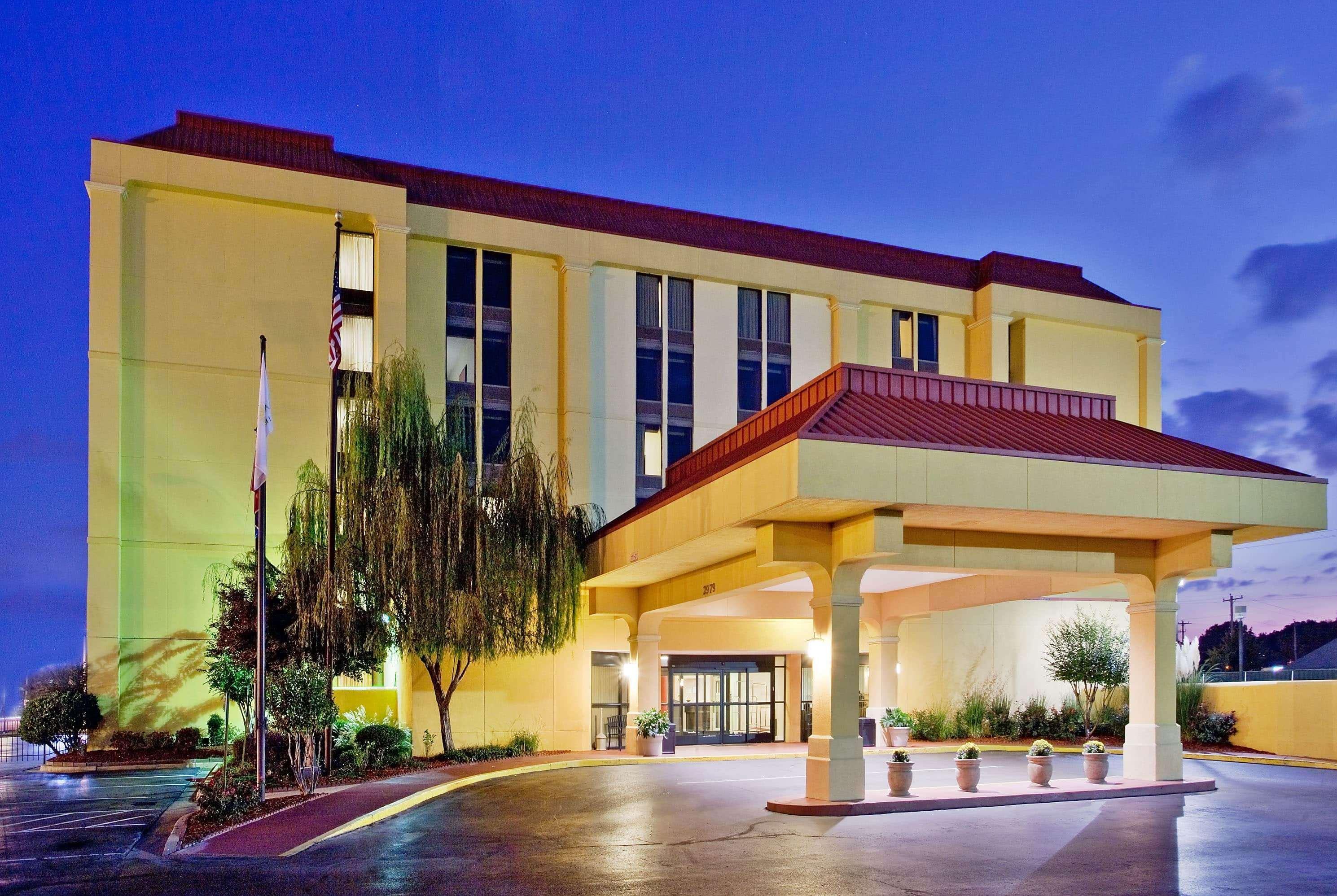 La Quinta By Wyndham Airport Graceland Hotel