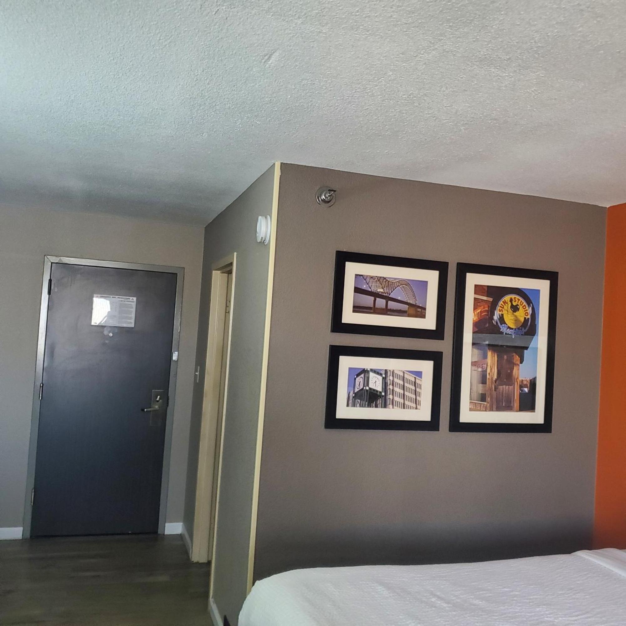 La Quinta By Wyndham Airport Graceland Hotel