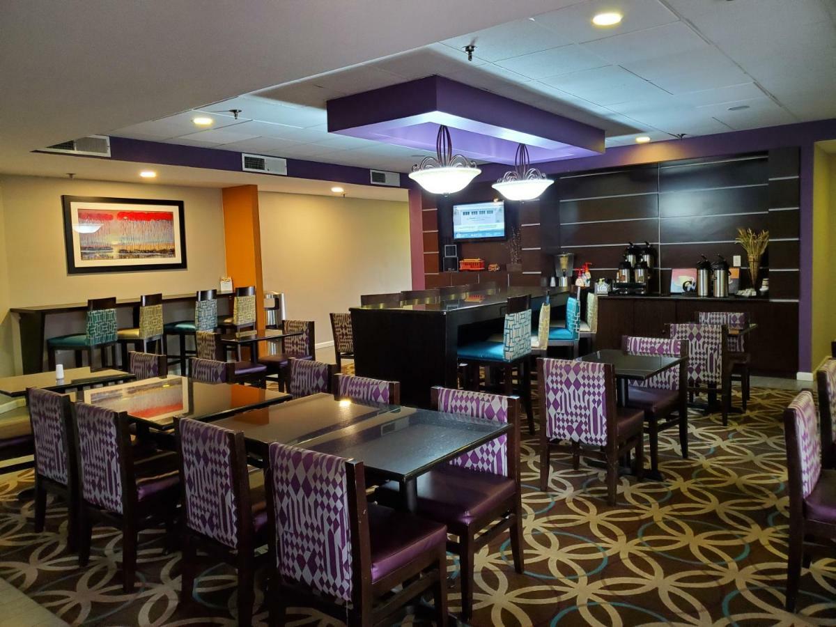 La Quinta By Wyndham Airport Graceland Hotel